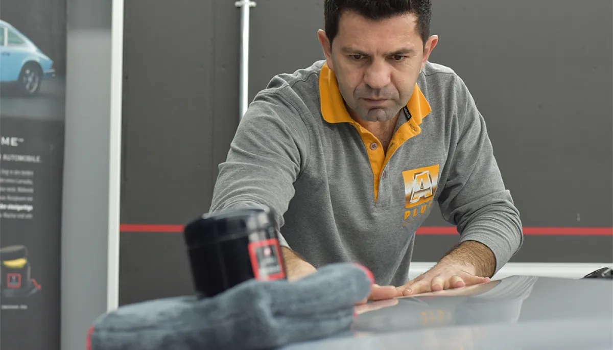 Agron Rasimi, Leiter Autopflege von A Plus bei der Arbeit