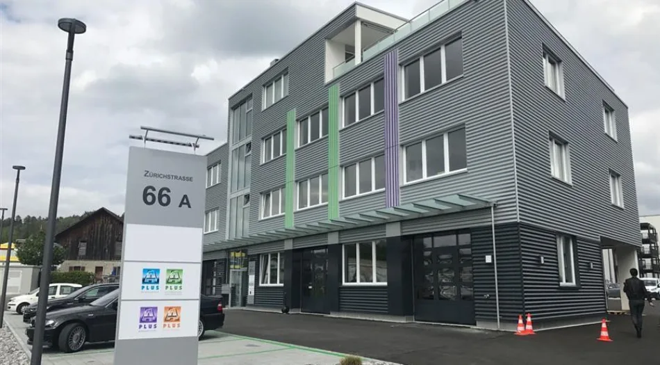 In unserem Neubau in Hinwil bieten wir eine moderne Arbeitsumgebung und ein tolles Arbeitsklima.